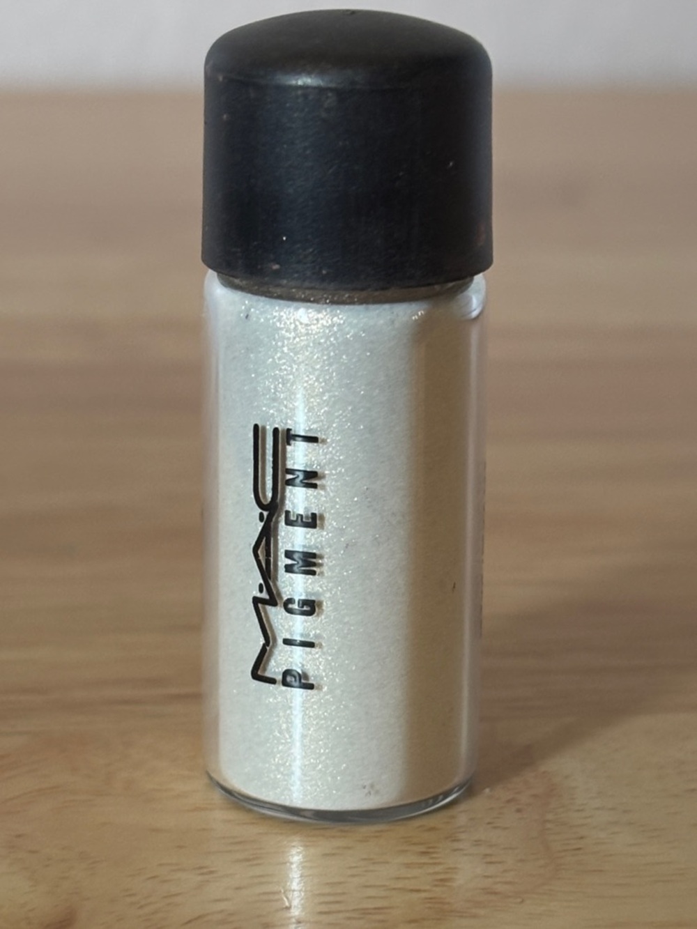 Mac Pigment in Shade Vanilla, Mini Size